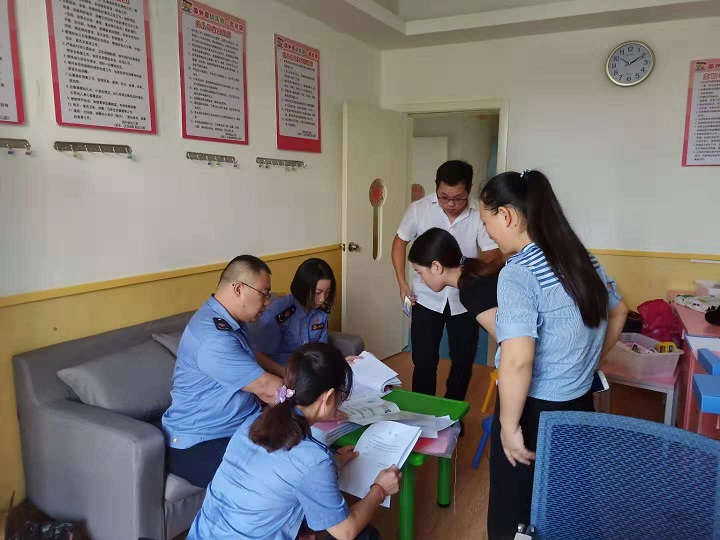 食品監(jiān)督局到園檢查.jpg 食品監(jiān)督局到園檢查.jpg