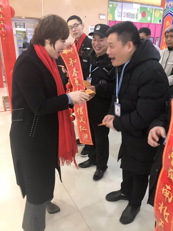 大年初一胡副總經(jīng)理給員工拜年送禮_副本.jpg 大年初一胡副總經(jīng)理給員工拜年送禮_副本.jpg