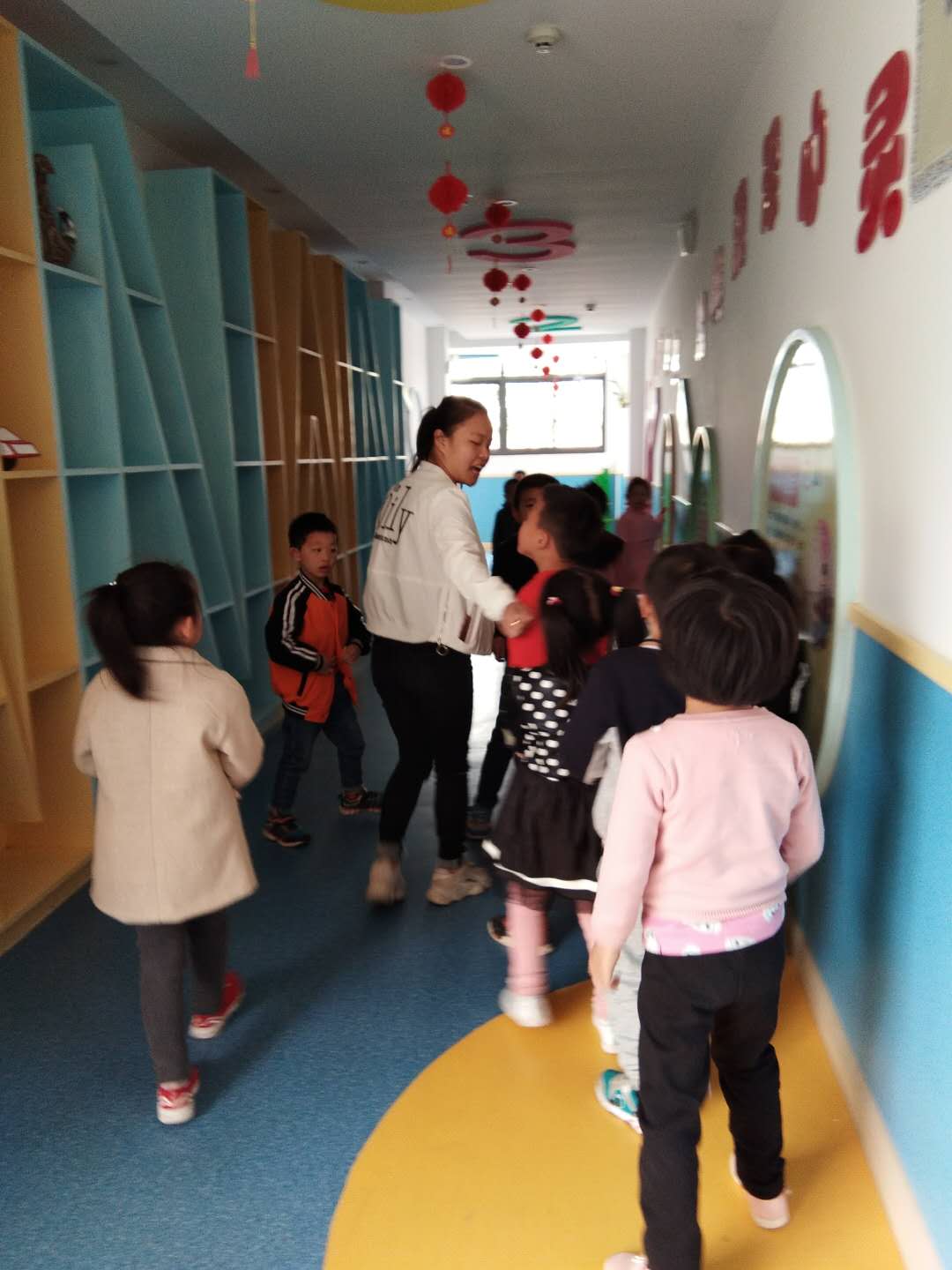 大班幼兒和老師講解被拐經(jīng)歷.jpg 大班幼兒和老師講解被拐經(jīng)歷.jpg