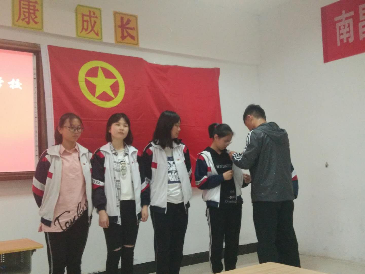 E:\雜項\稿費\2019\4月份修改后的\象湖學校入團報道\入團儀式報道照片4.23\3af33e31bec9d75a07e0e85f9c8afdf.jpg E:\雜項\稿費\2019\4月份修改后的\象湖學校入團報道\入團儀式報道照片4.23\3af33e31bec9d75a07e0e85f9c8afdf.jpg