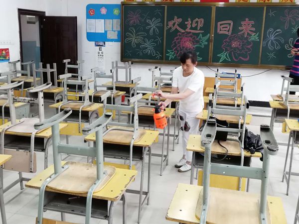 老師們對(duì)教室進(jìn)行消毒清潔。_副本.jpg